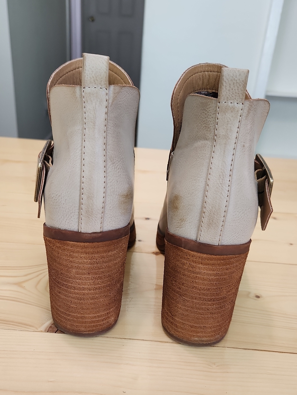 Korks Kari Block Heel Ankle Booties Cream Taupe Buckle Square Toe Size 9.5 - Picture 6 of 17